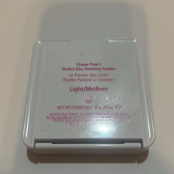 Chantecaille Perfect Blur Finishing Face Powder in Light/Medium - Picture 6 of 7